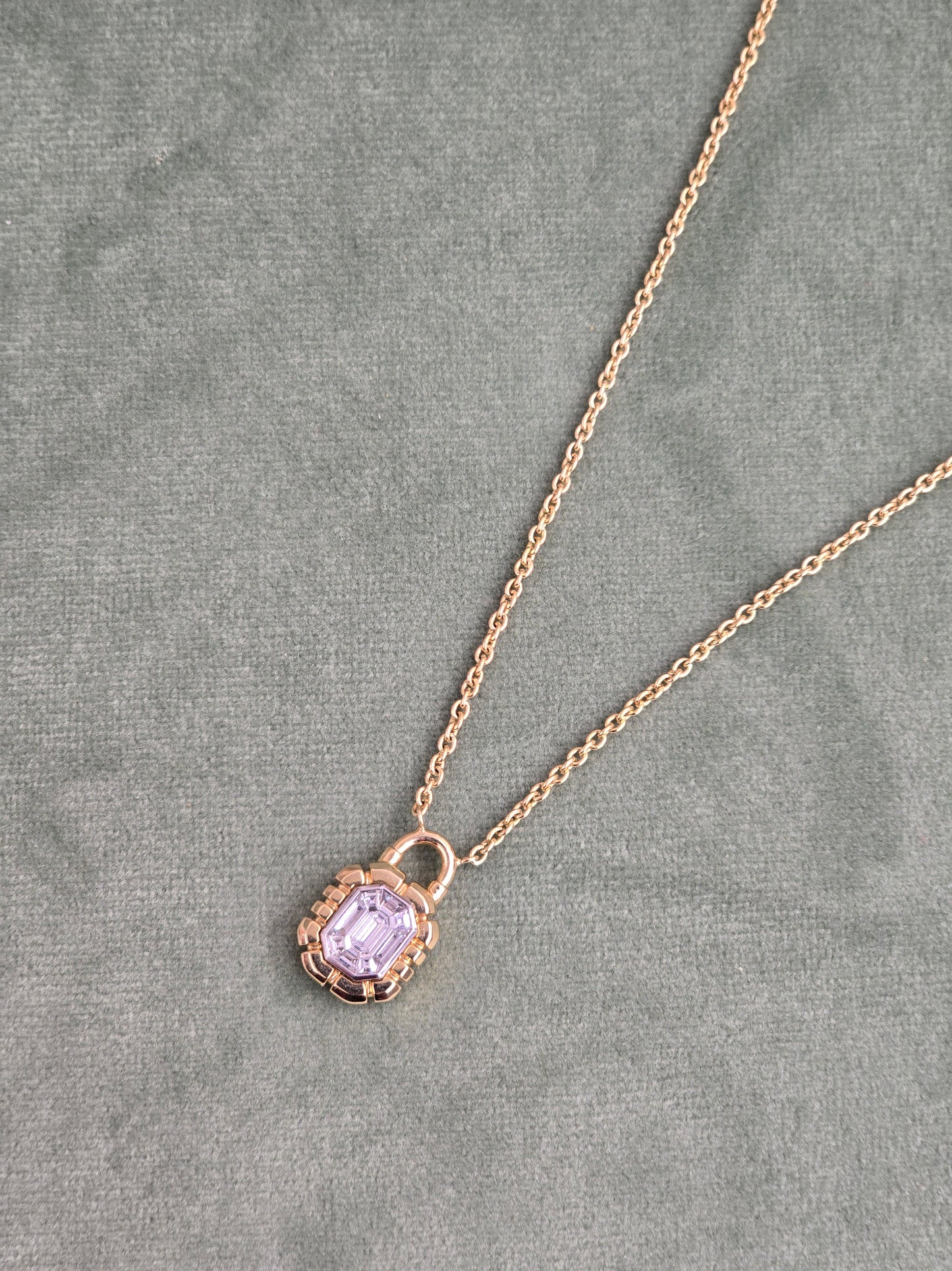 18K yellow Gold - 0.35 Ct Natural Diamond Lock Shape Pendant with Chain