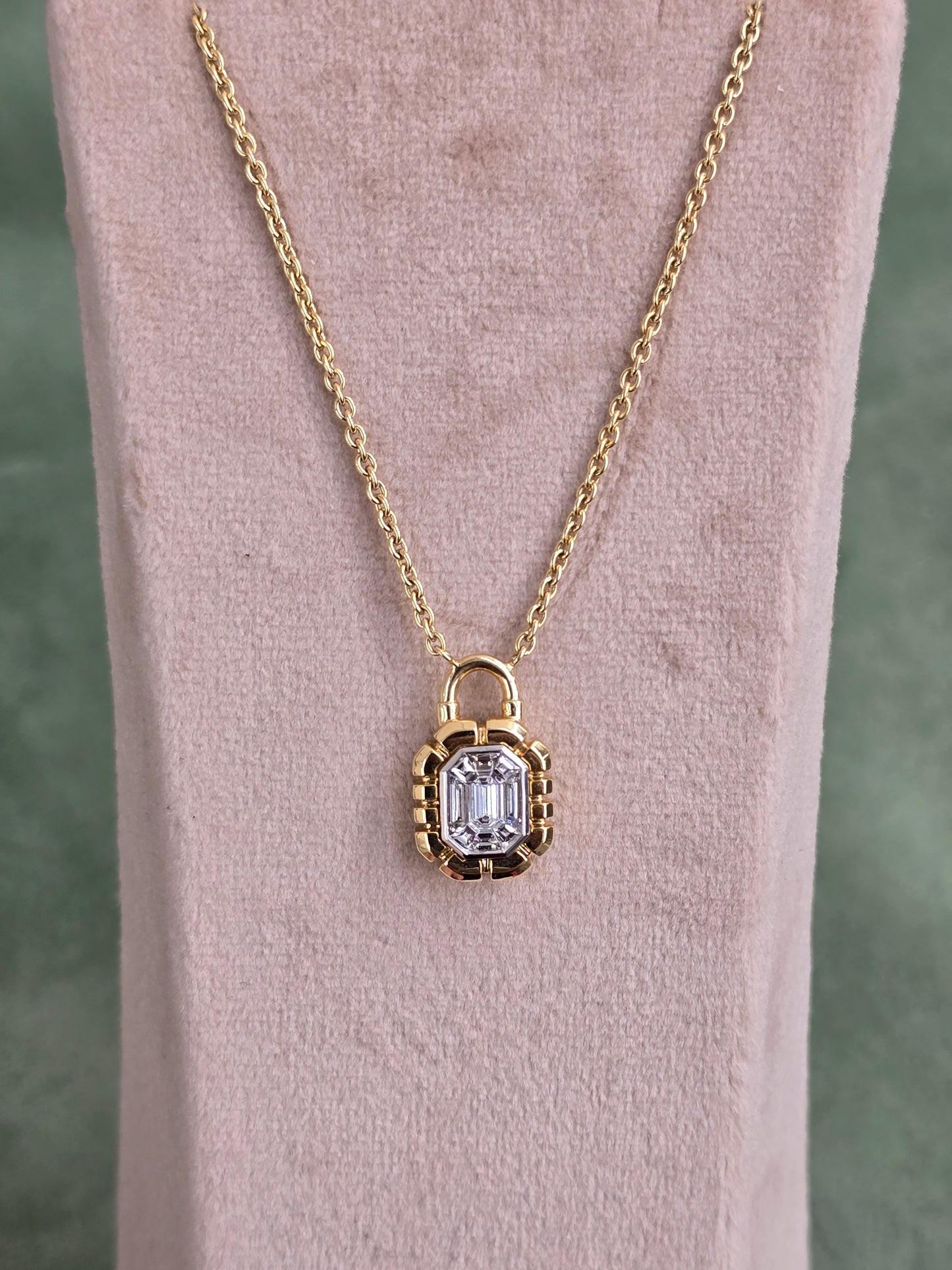 18K yellow Gold - 0.35 Ct Natural Diamond Lock Shape Pendant with Chain