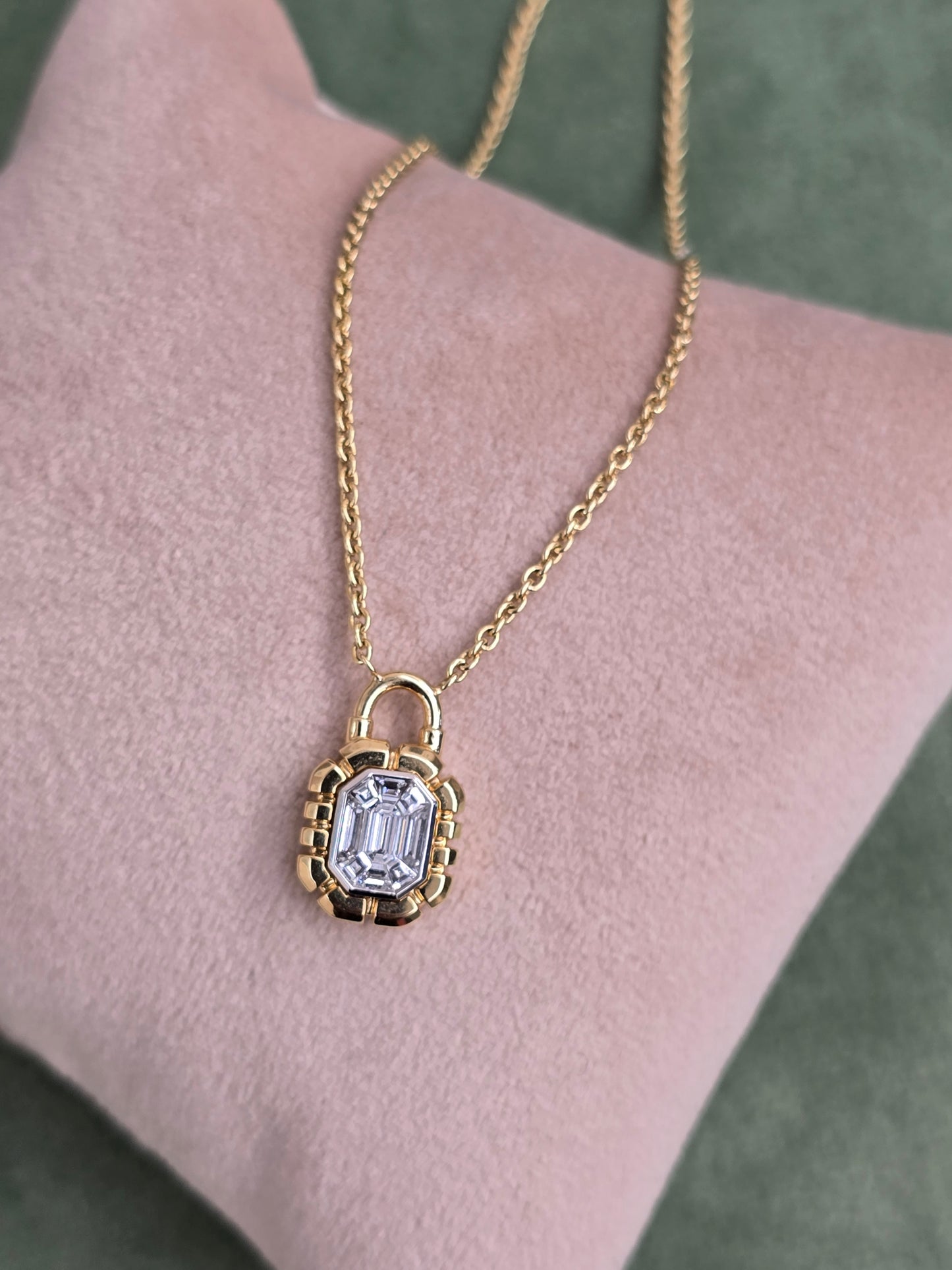 18K yellow Gold - 0.35 Ct Natural Diamond Lock Shape Pendant with Chain