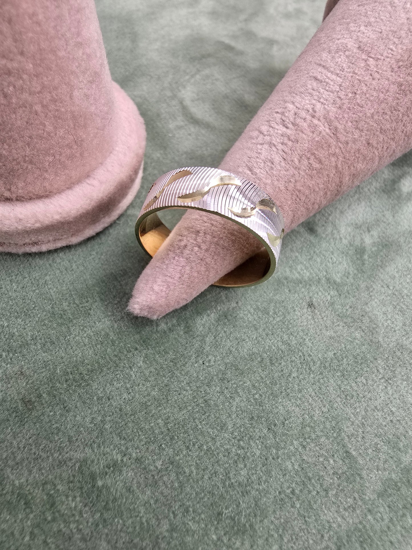 Wedding ring (all sizes are available)
