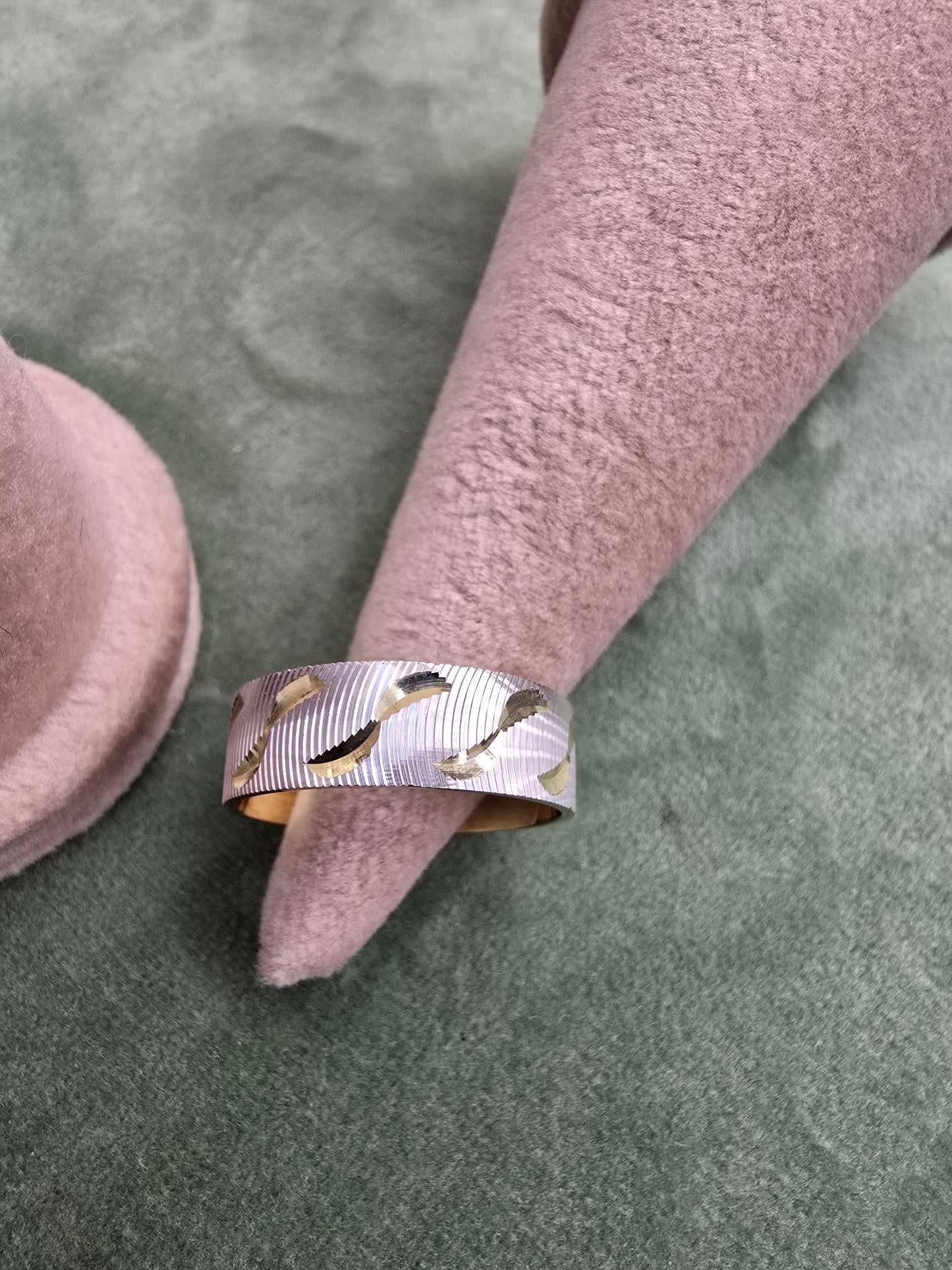 Wedding ring (all sizes are available)