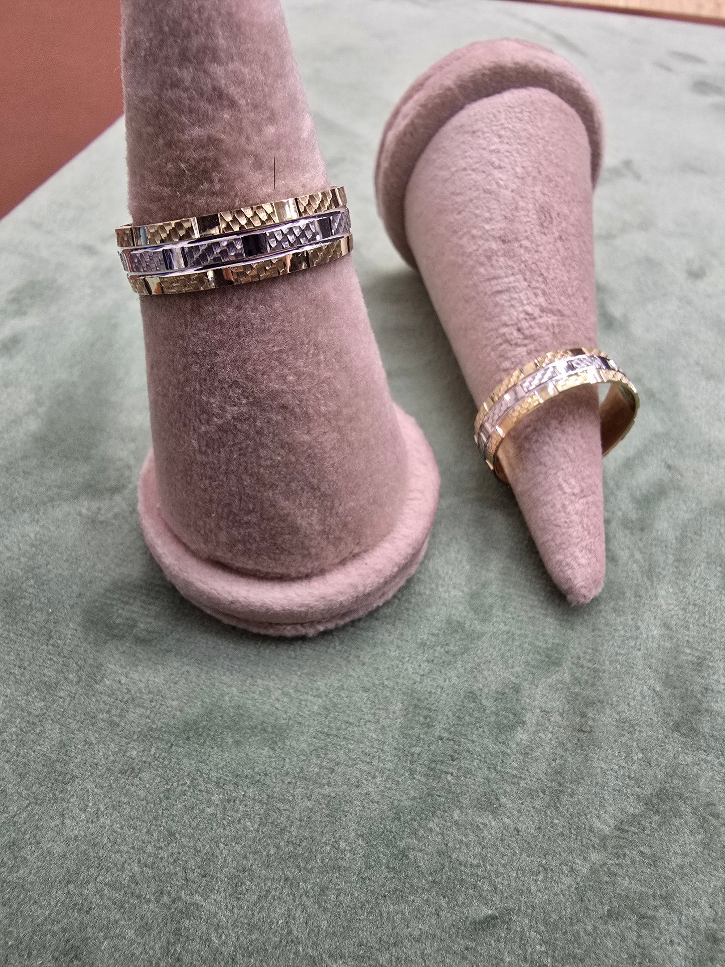 Wedding ring (all sizes are available)