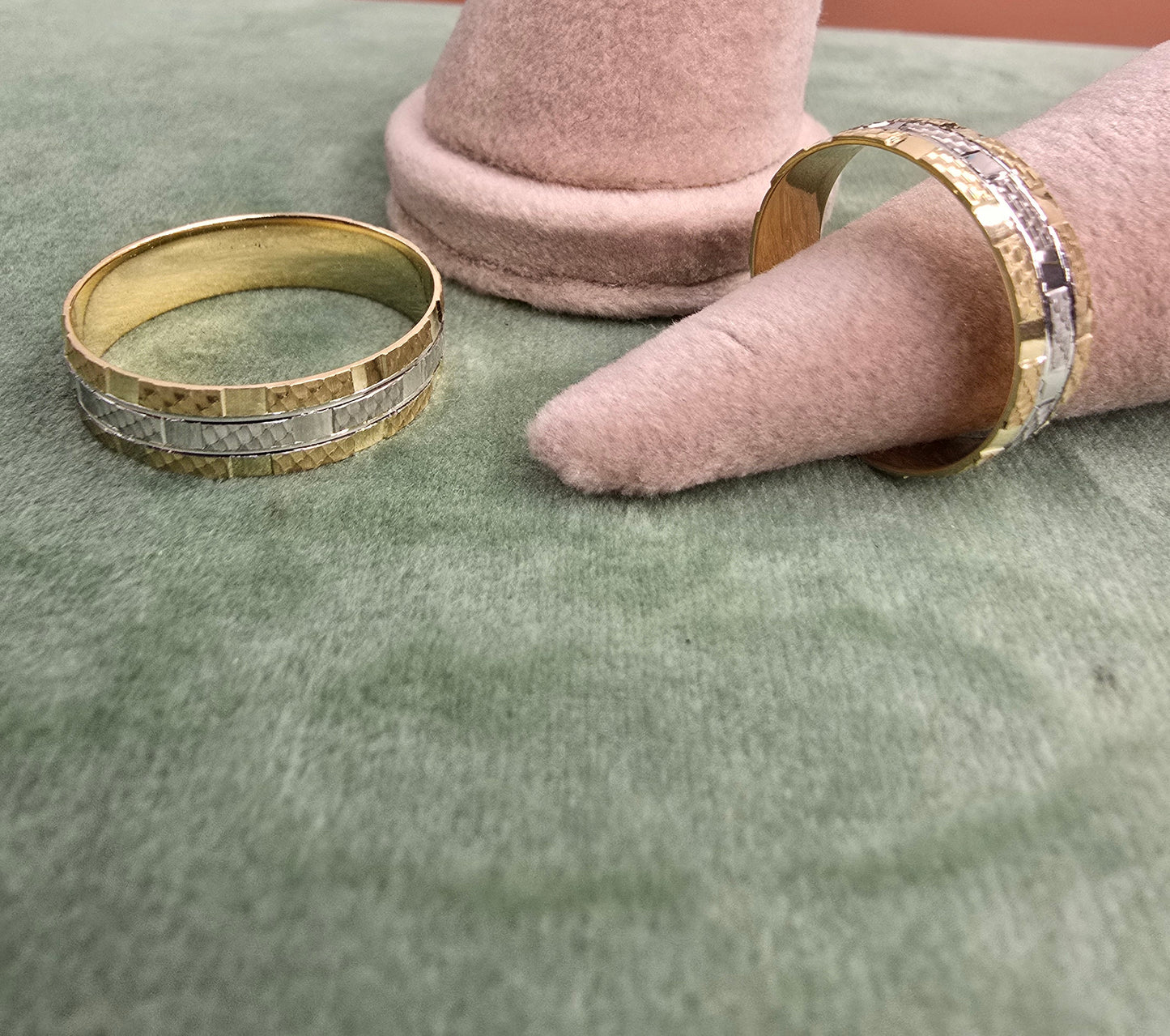 Wedding ring (all sizes are available)