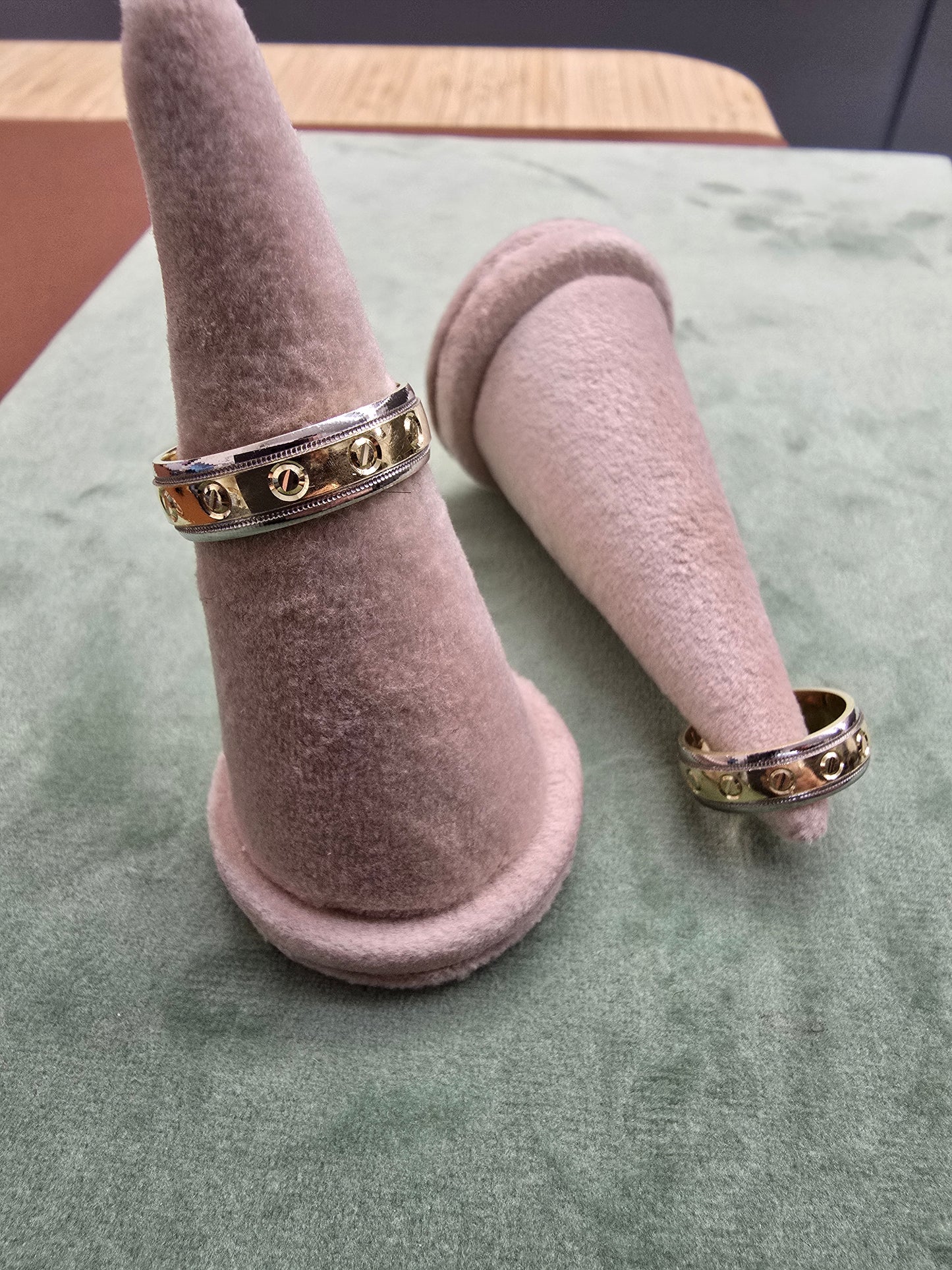 Wedding ring (all sizes are available)