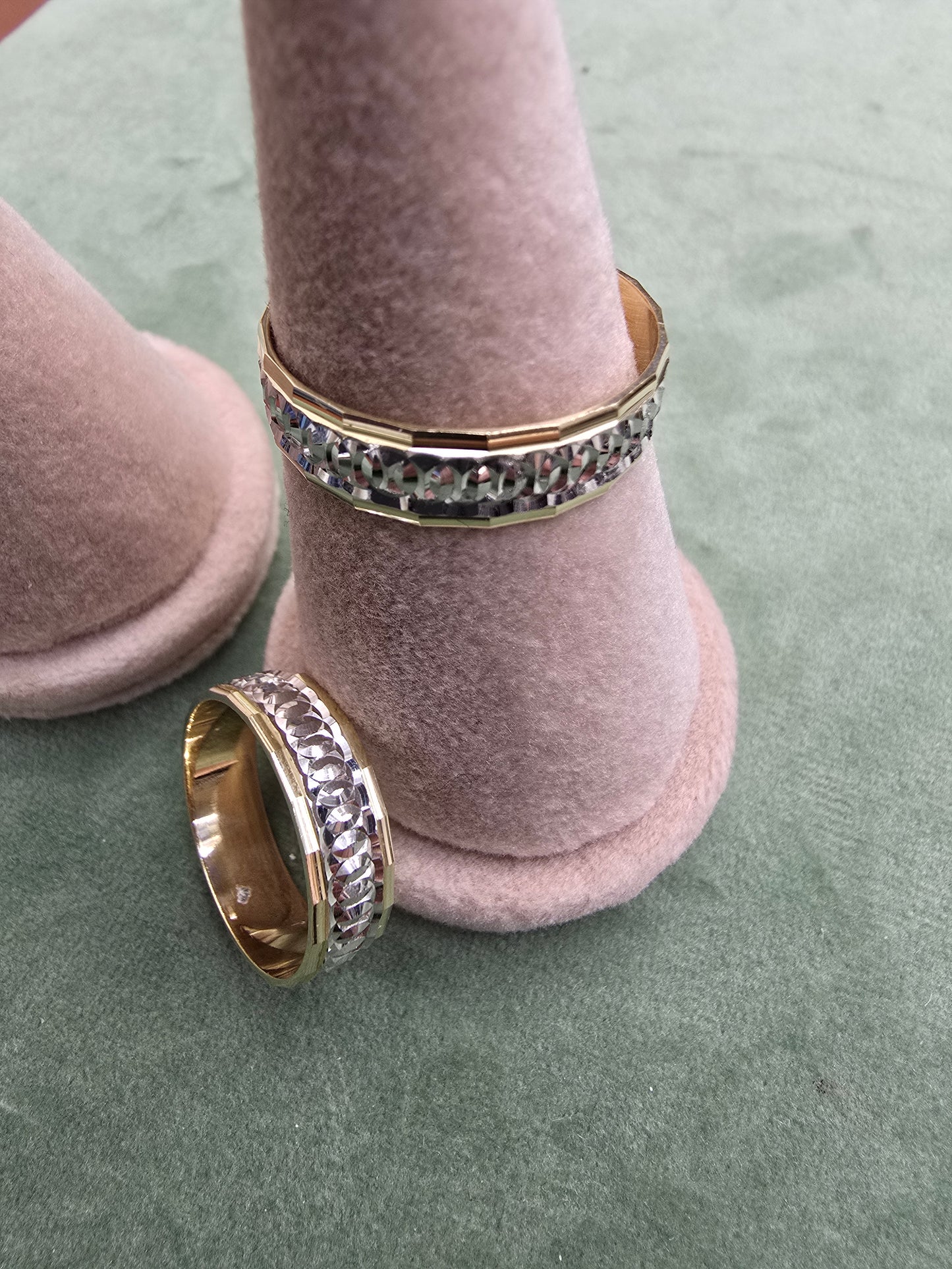 Wedding ring (all sizes are available)