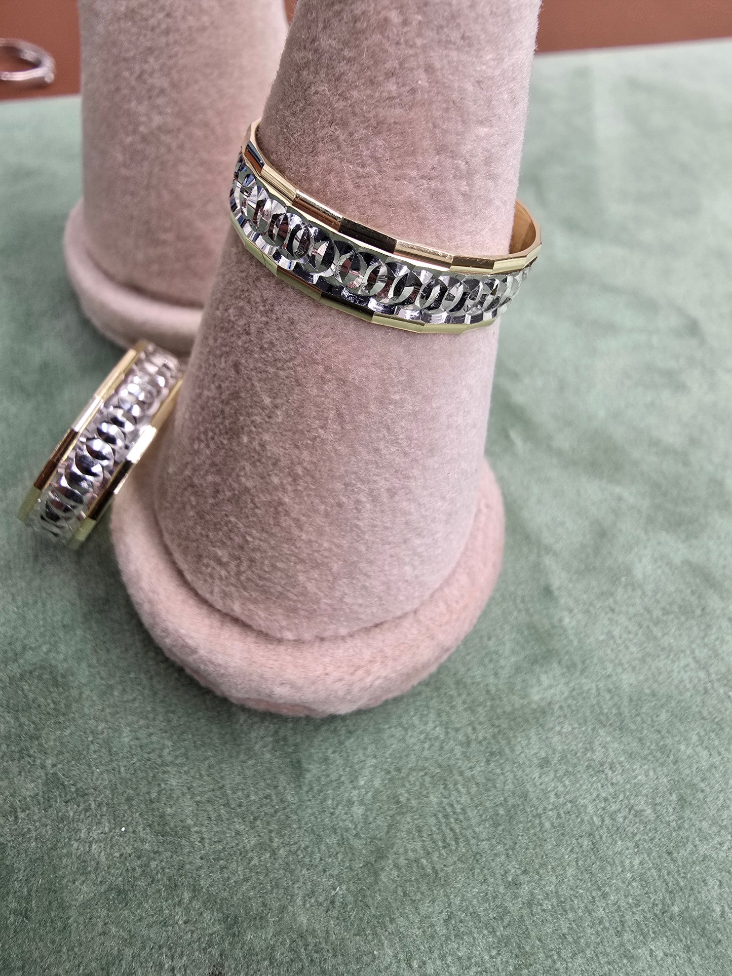 Wedding ring (all sizes are available)