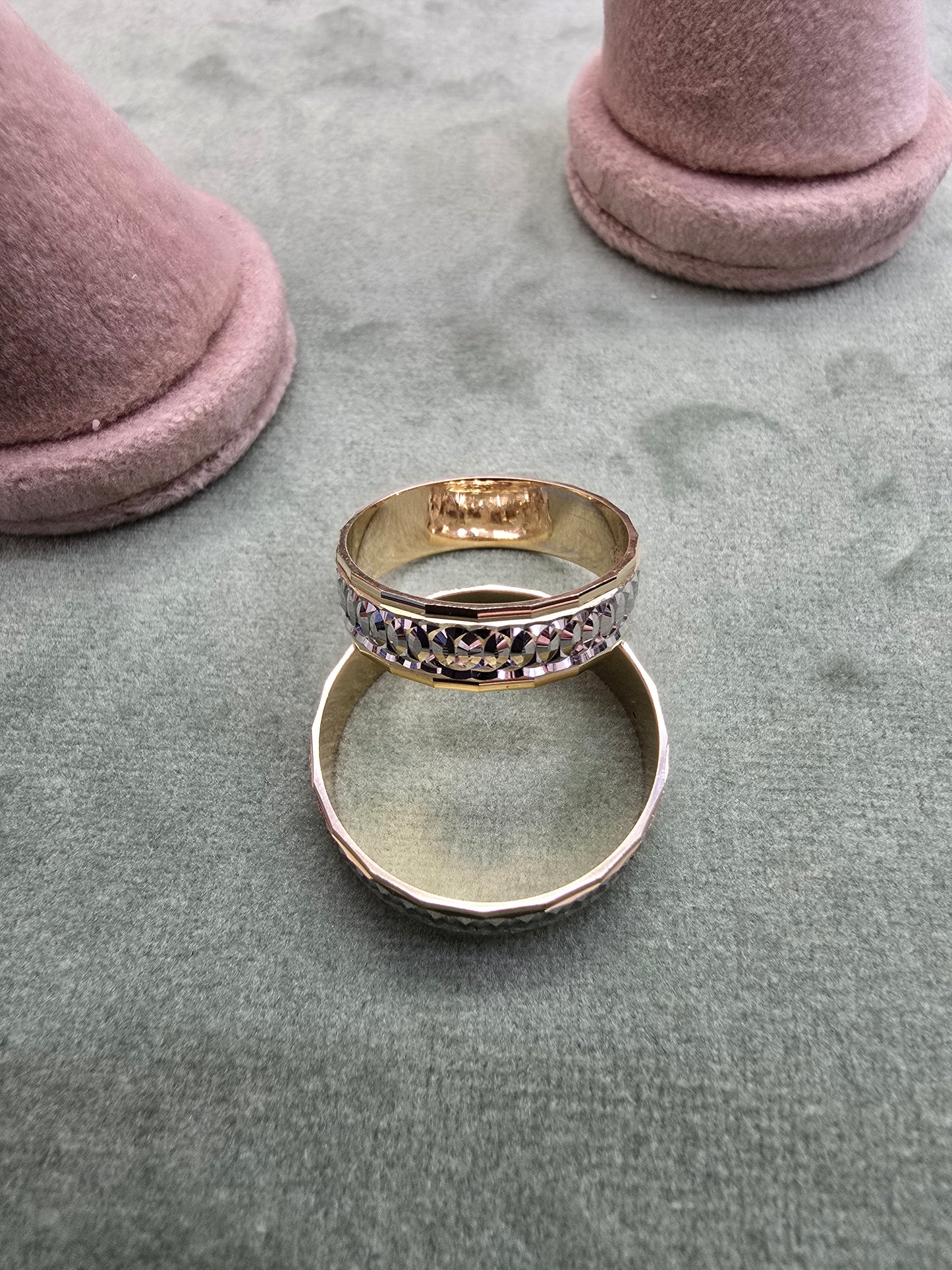 Wedding ring (all sizes are available)