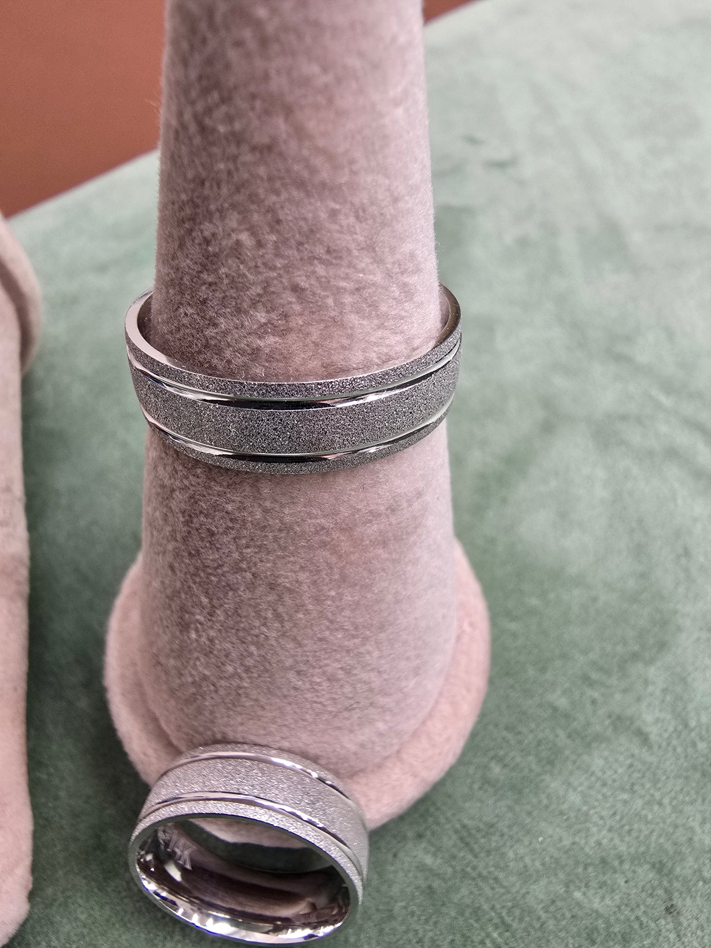 Wedding ring (all sizes are available)