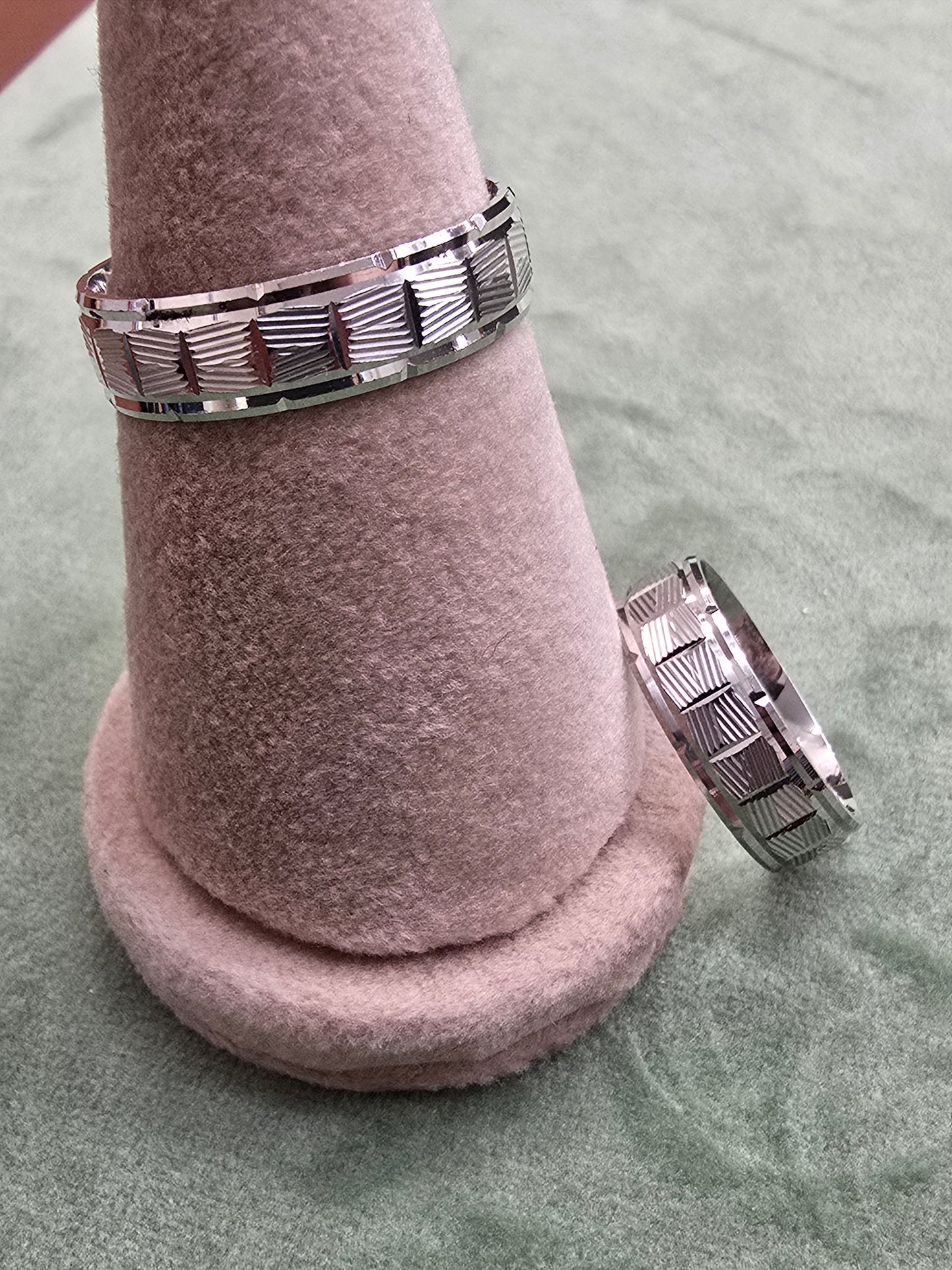 Wedding ring (all sizes are available)