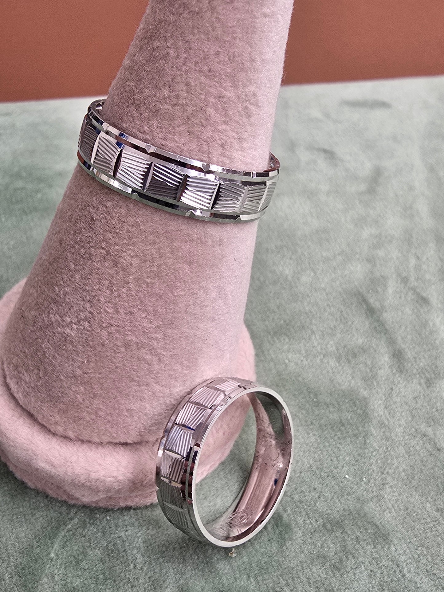 Wedding ring (all sizes are available)
