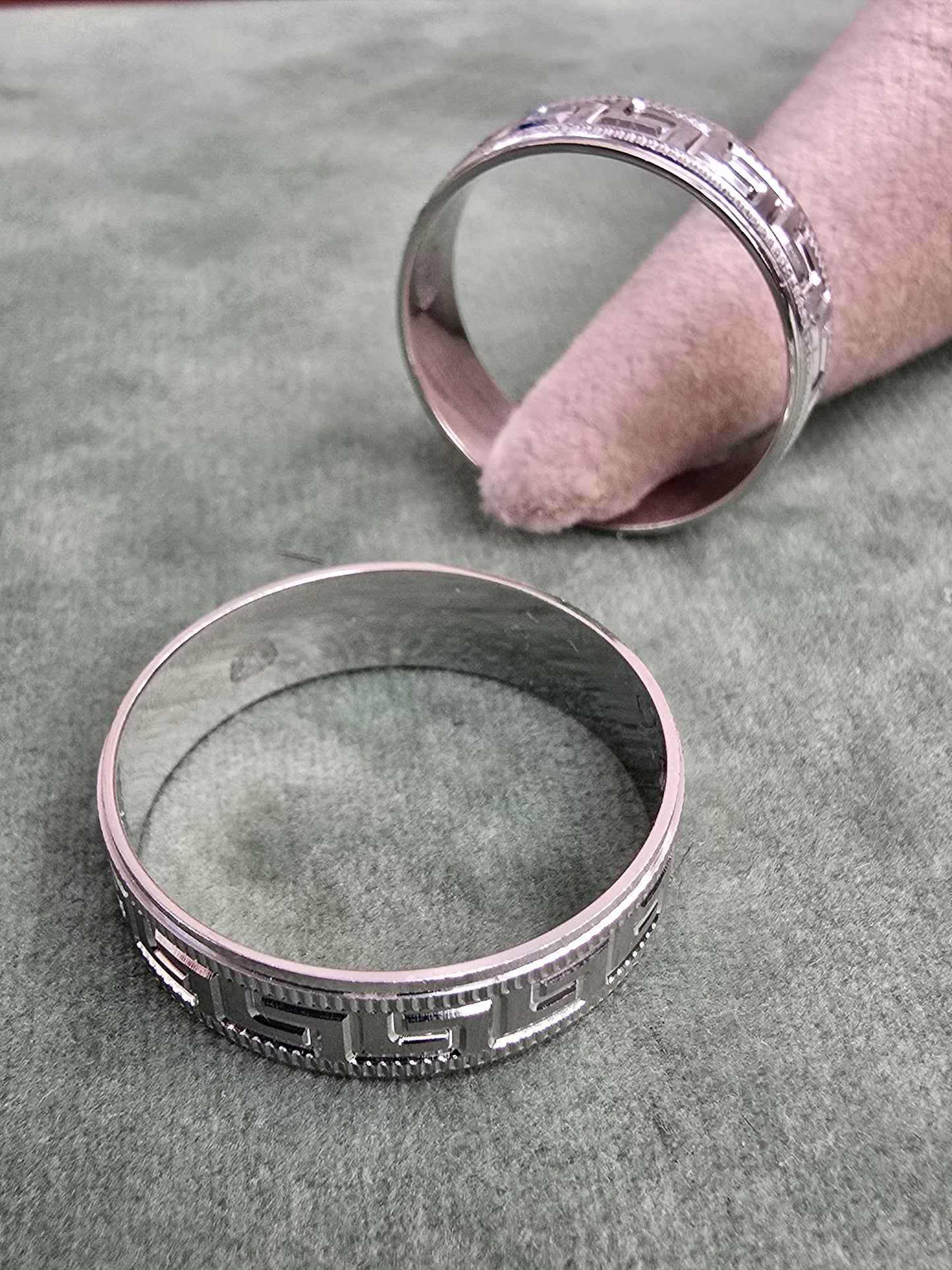 Wedding ring (all sizes are available)