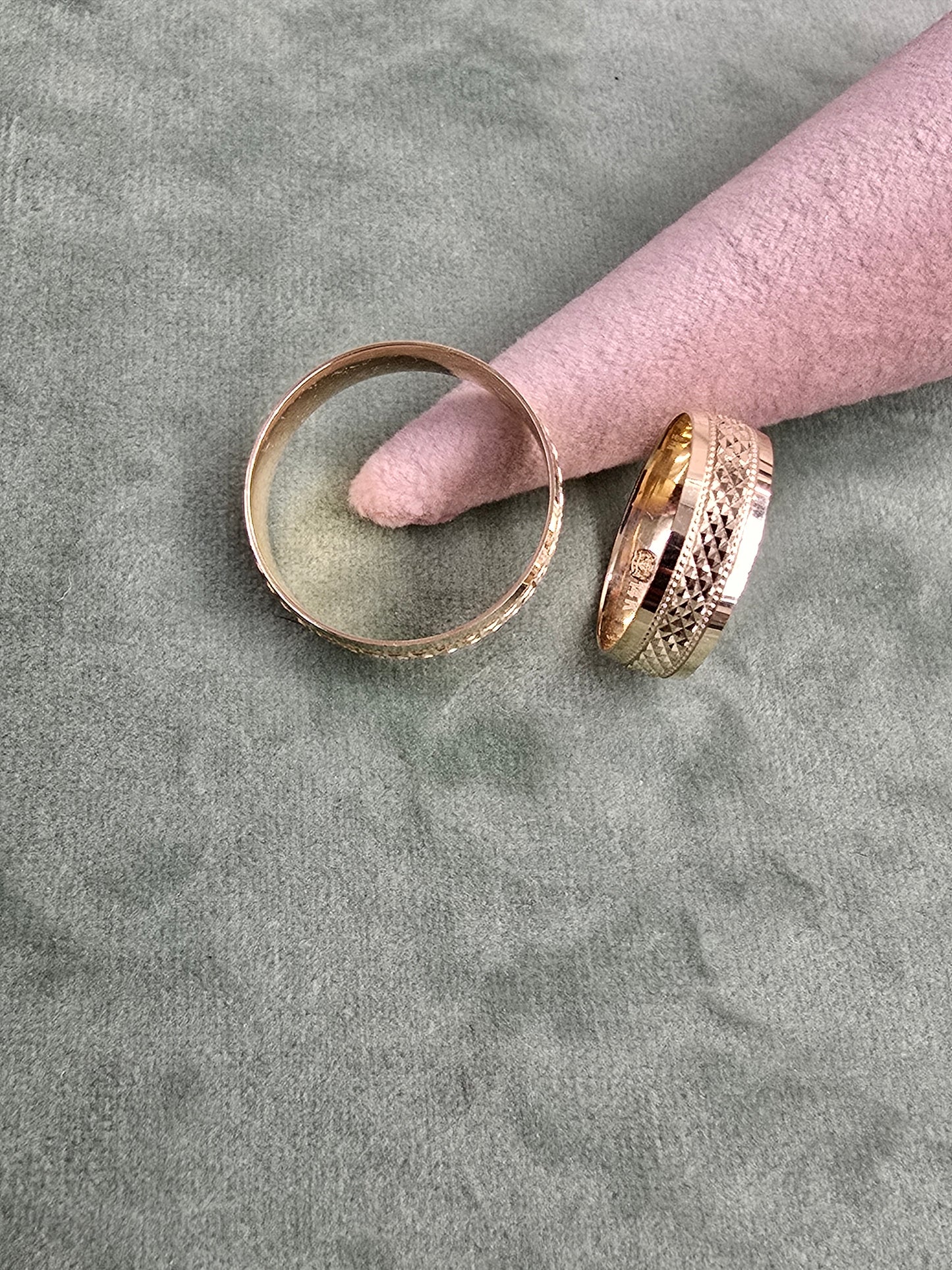 Wedding ring (all sizes are available)