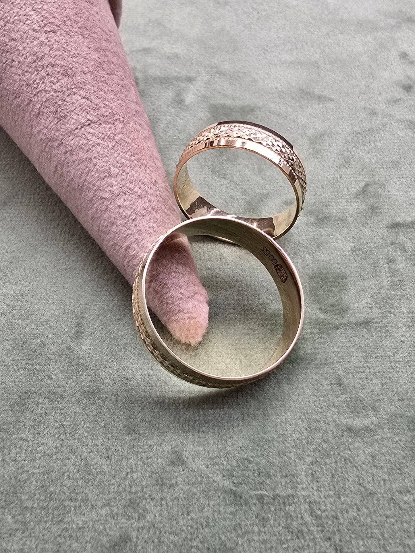 Wedding ring (all sizes are available)