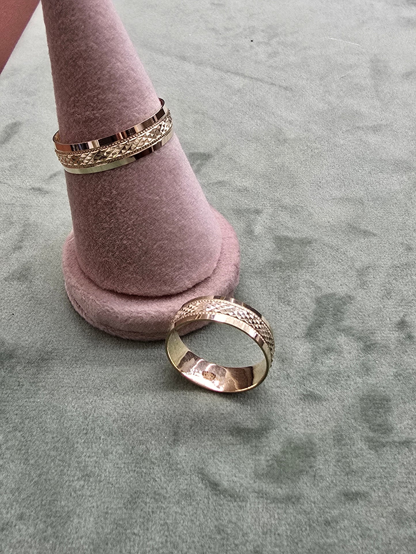 Wedding ring (all sizes are available)