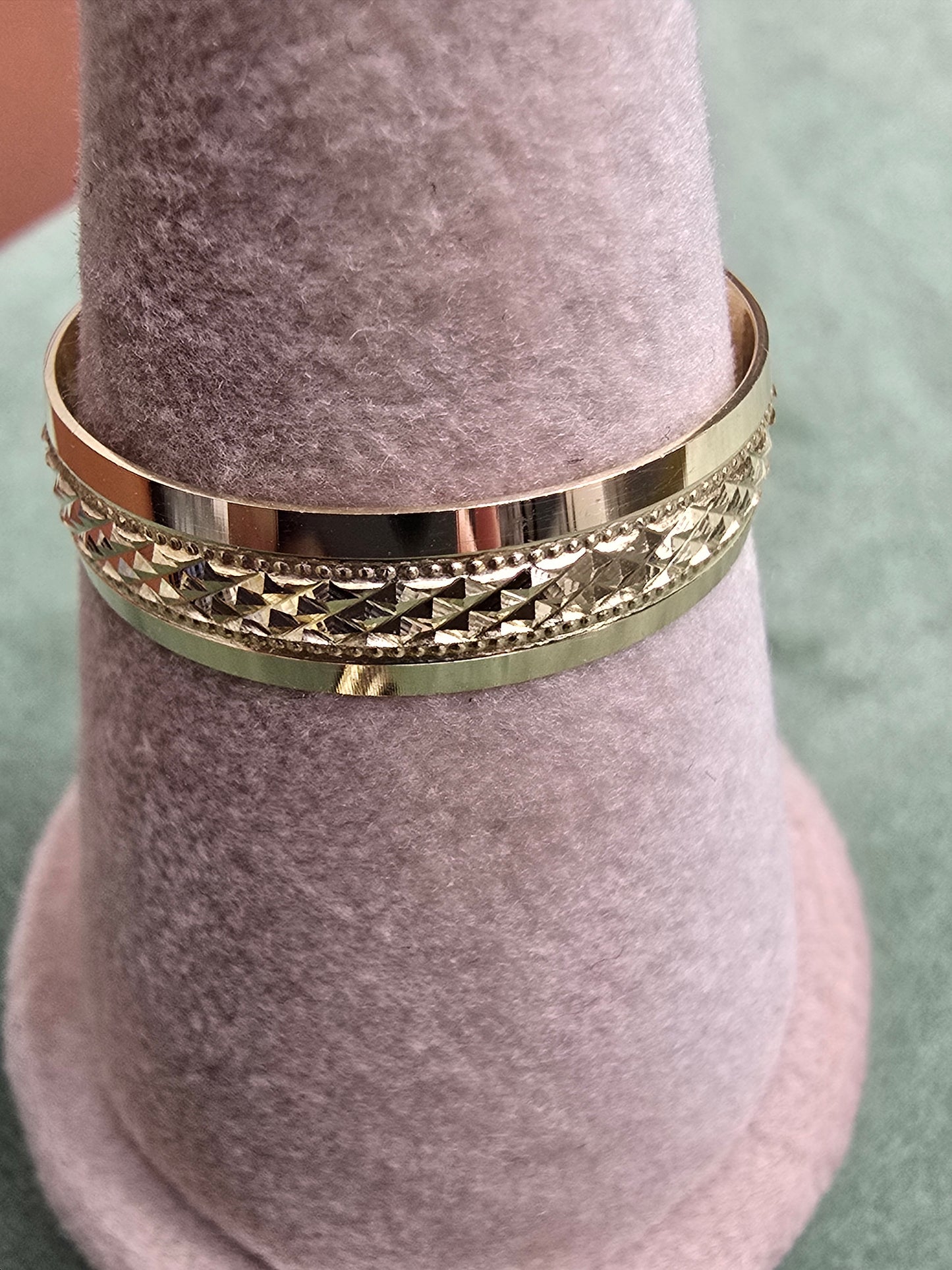 Wedding ring (all sizes are available)