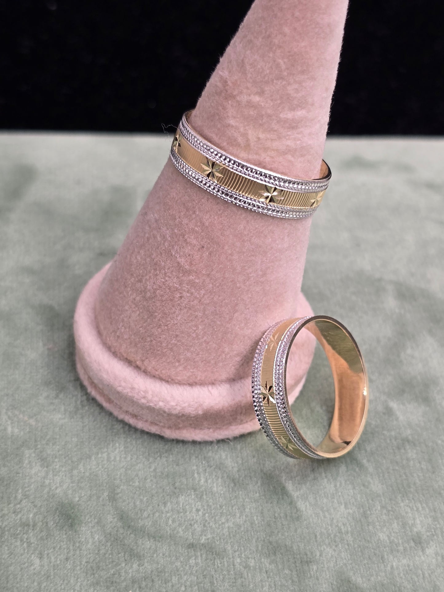 Wedding ring (all sizes are available)