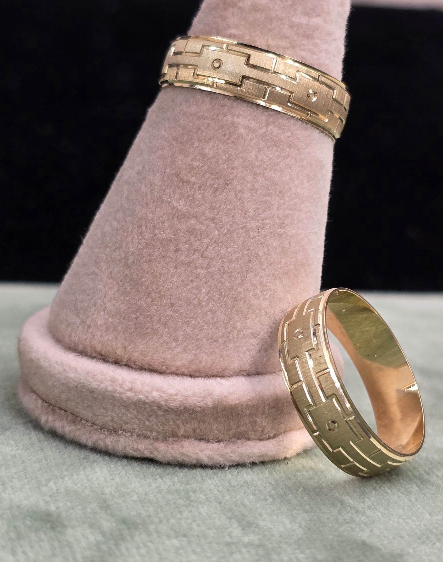 Wedding ring (all sizes are available)