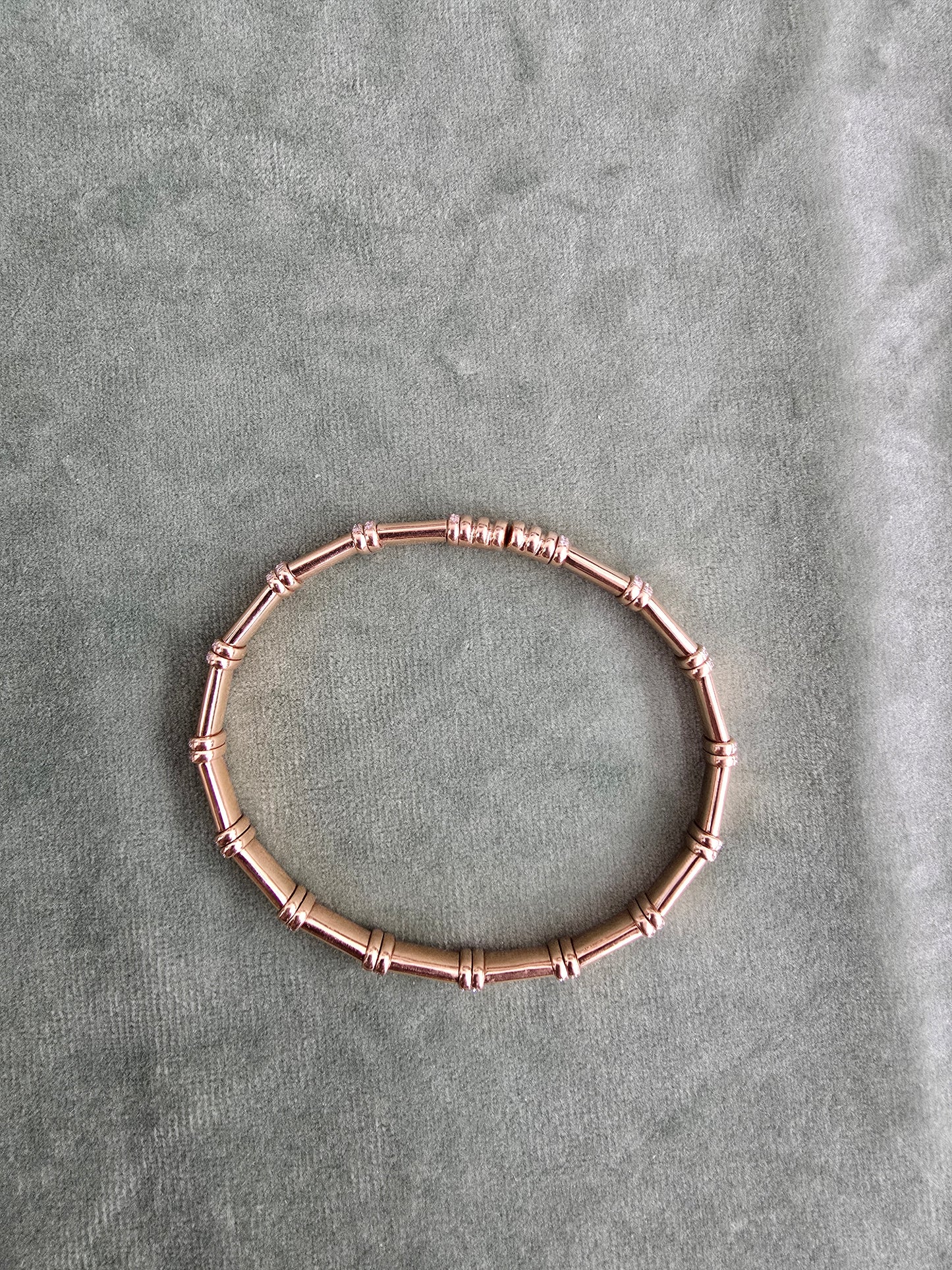 Rose gold 18k bangel with natural diamonds