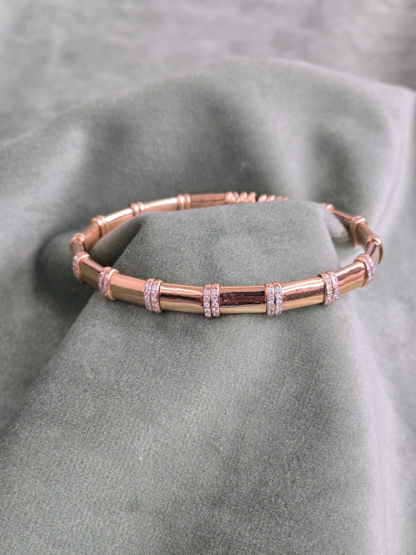 Rose gold 18k bangel with natural diamonds