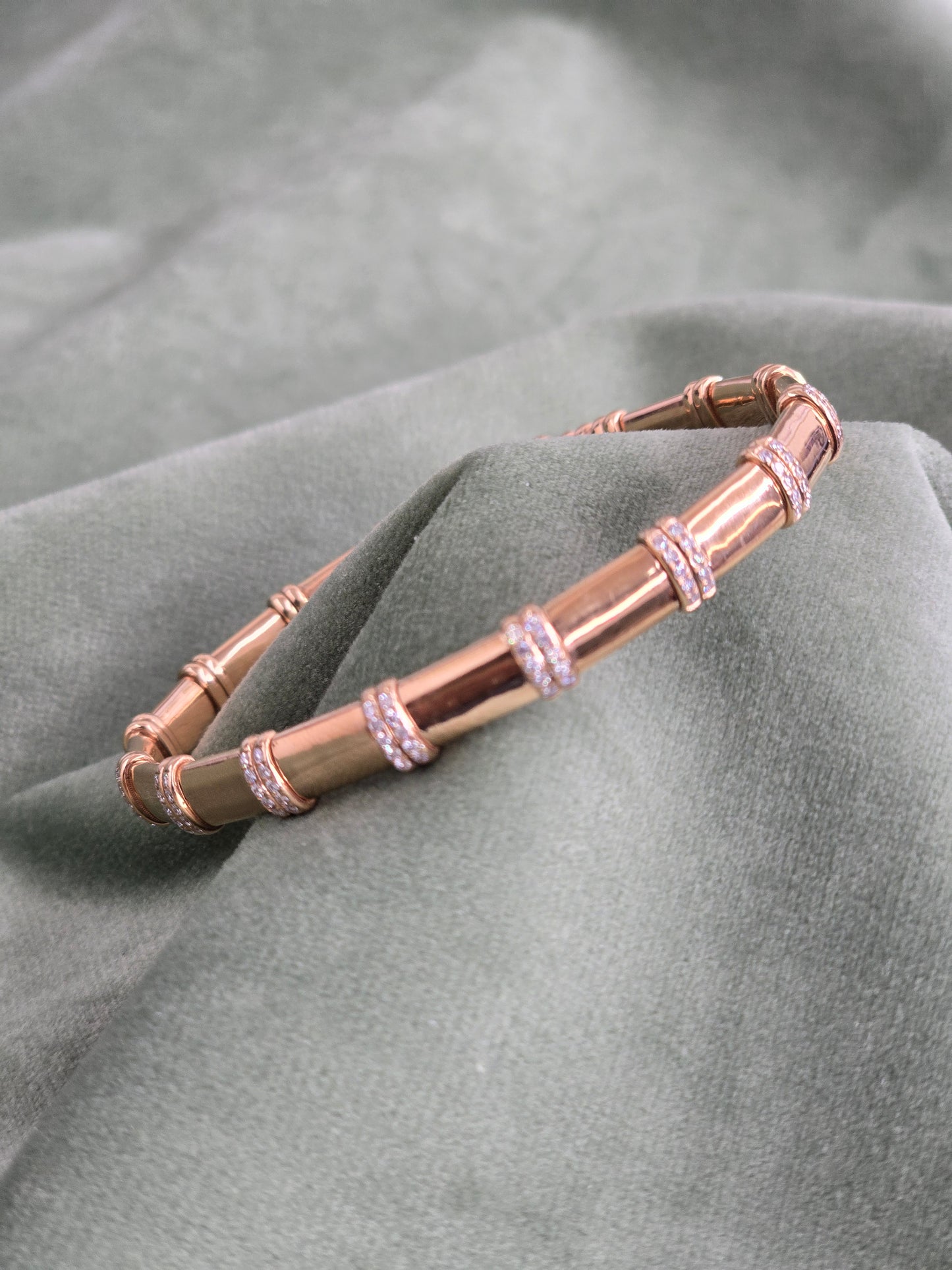 Rose gold 18k bangel with natural diamonds