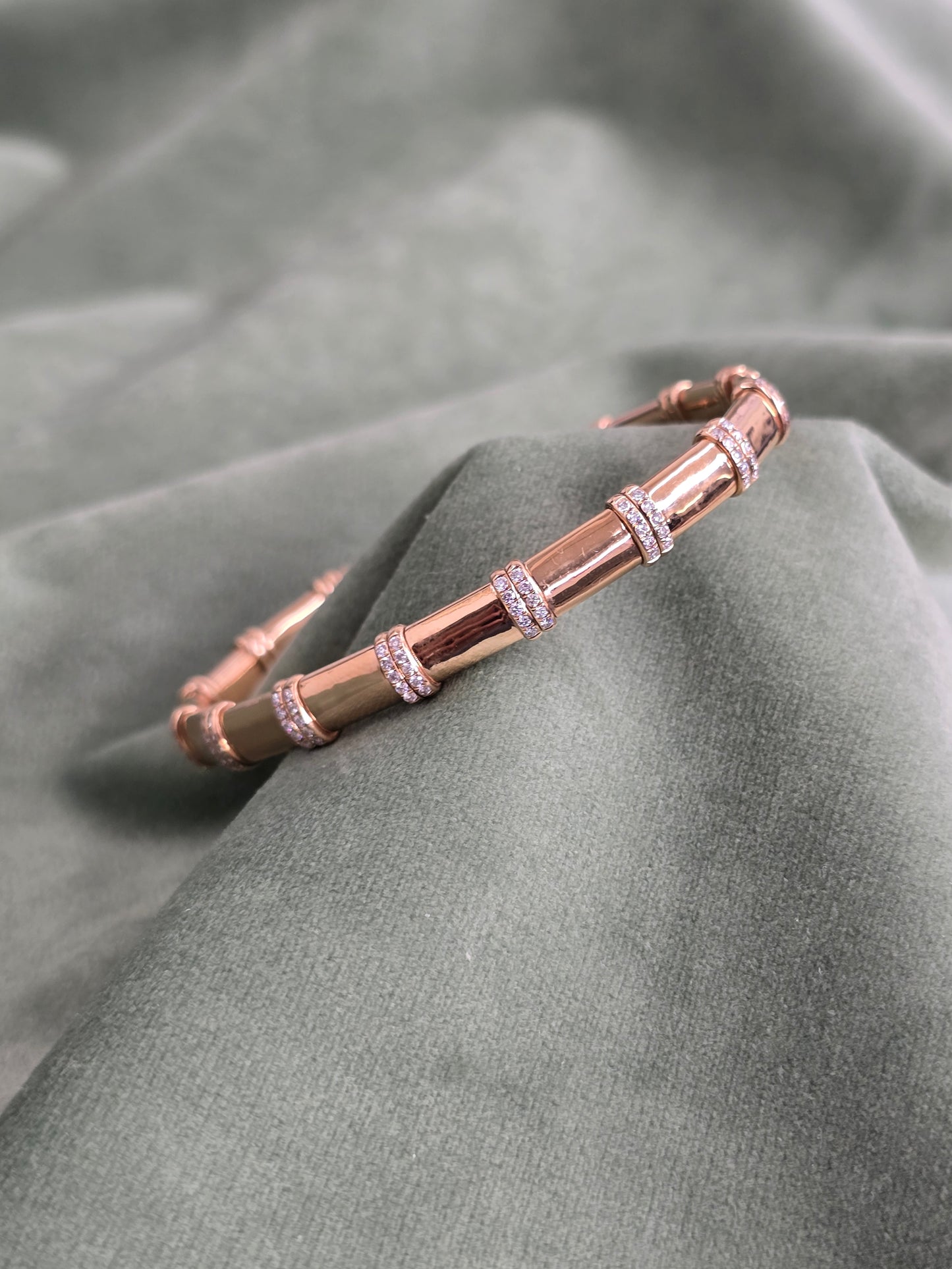 Rose gold 18k bangel with natural diamonds